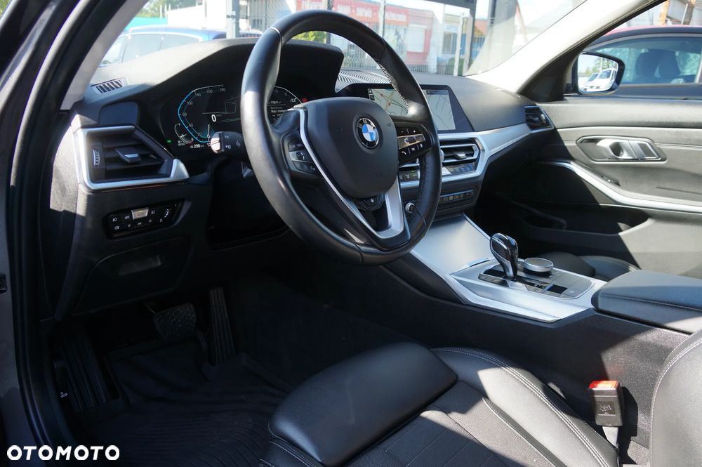 BMW Seria 3 320d xDrive Sport Line - 26