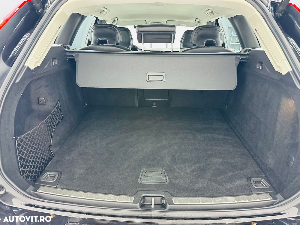 Volvo XC 60 B4 MHEV AT8 FWD Momentum Pro - 17