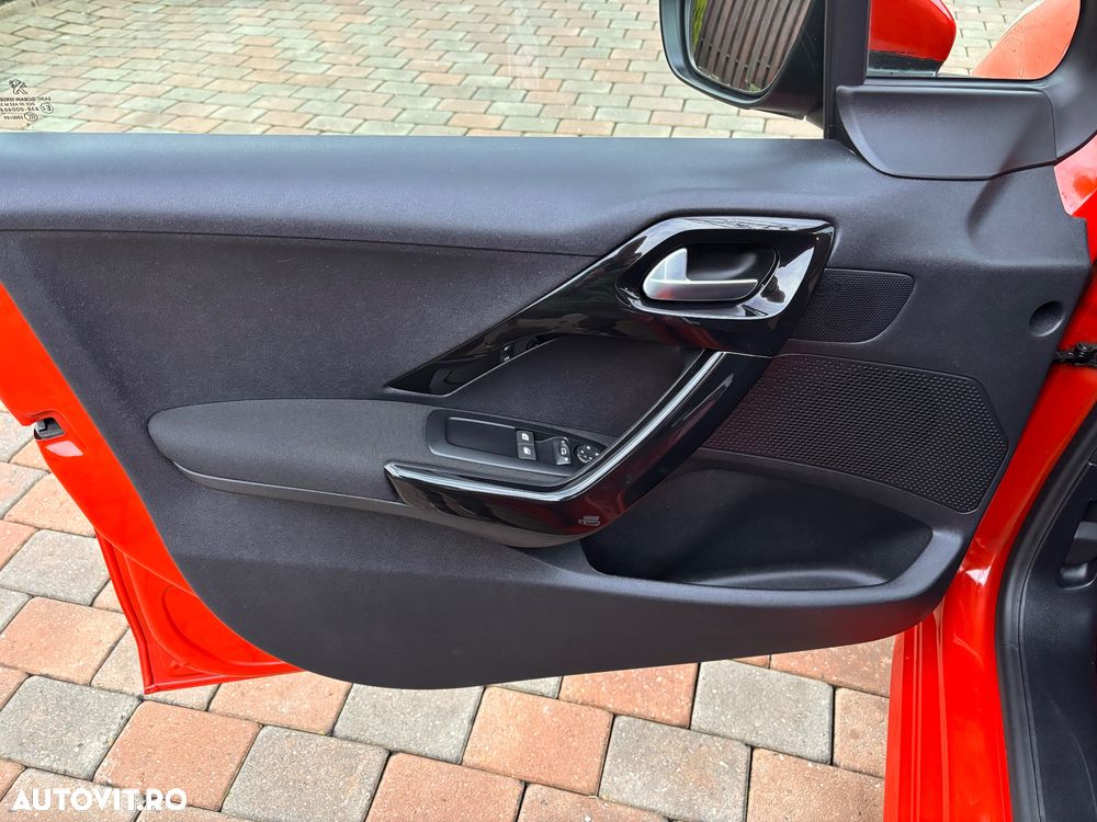 Peugeot 208 1.2 L PureTech Style - 24