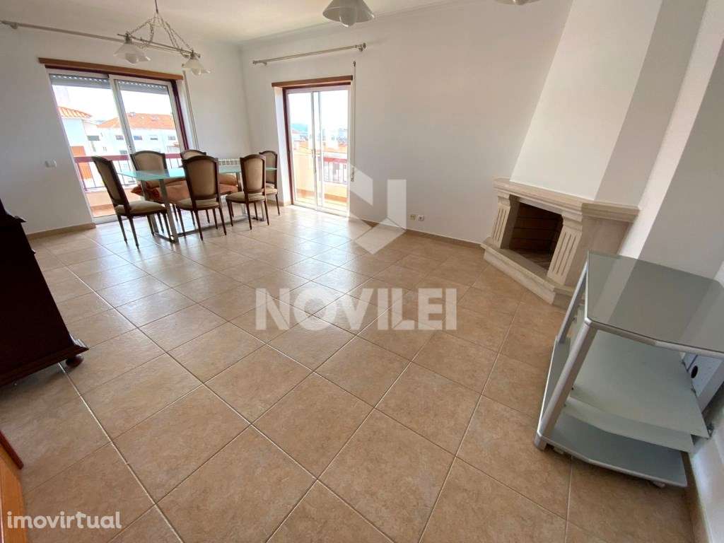 T3 Ultimo andar com elevador muito soalheiro e parcialmente mobilado. - Grande imagem: 4/15