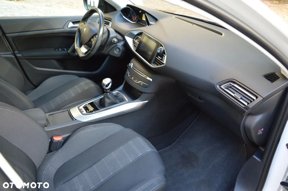Peugeot 308 1.2 PureTech GPF Allure Pack S&S - 17