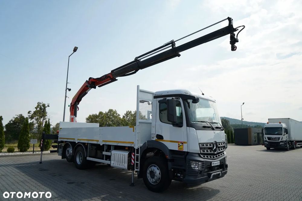Mercedes-Benz / AROCS 2643 / 6x2 / SKRZYNIOWY - 6,4 M / HDS palfinger pk 20001-k - wysów: 10,2 M / OŚ PODNOSZONA / STEROWANIE RADIOWE / ROTATOR / WIDŁY / OPONY 100 % / 2017 ROK - 2