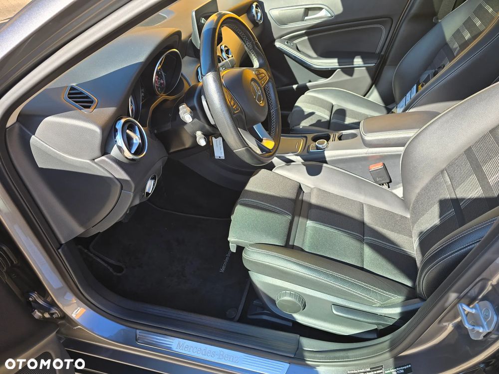 Mercedes-Benz GLA 200 d 7G-DCT - 15