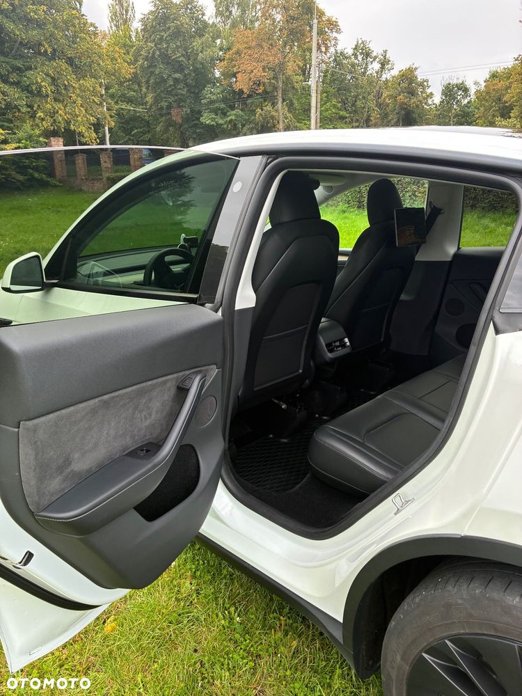 Tesla Model Y - 9