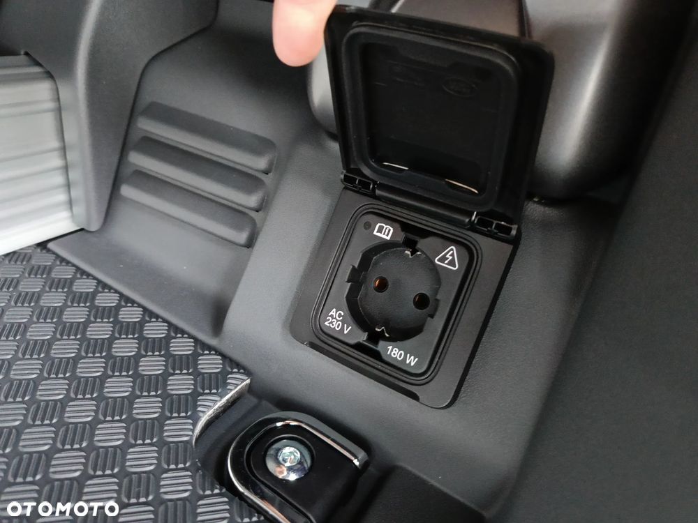 Land Rover Defender 3.0 D250 mHEV X-Dynamic SE - 20