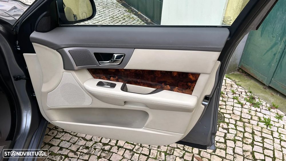 Jaguar XF 2.7 D V6 Premium Luxury - 28