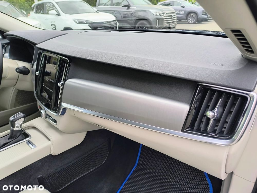 Volvo V90 D4 Momentum Pro - 17