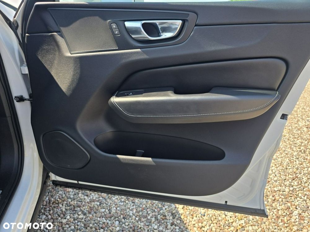 Volvo XC 60 D4 SCR AWD R-Design - 23