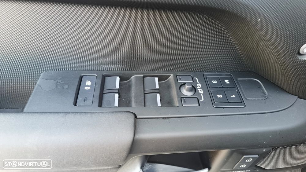 Land Rover Defender 2.0 P300e 110 AWD X-Dynamic SE - 16