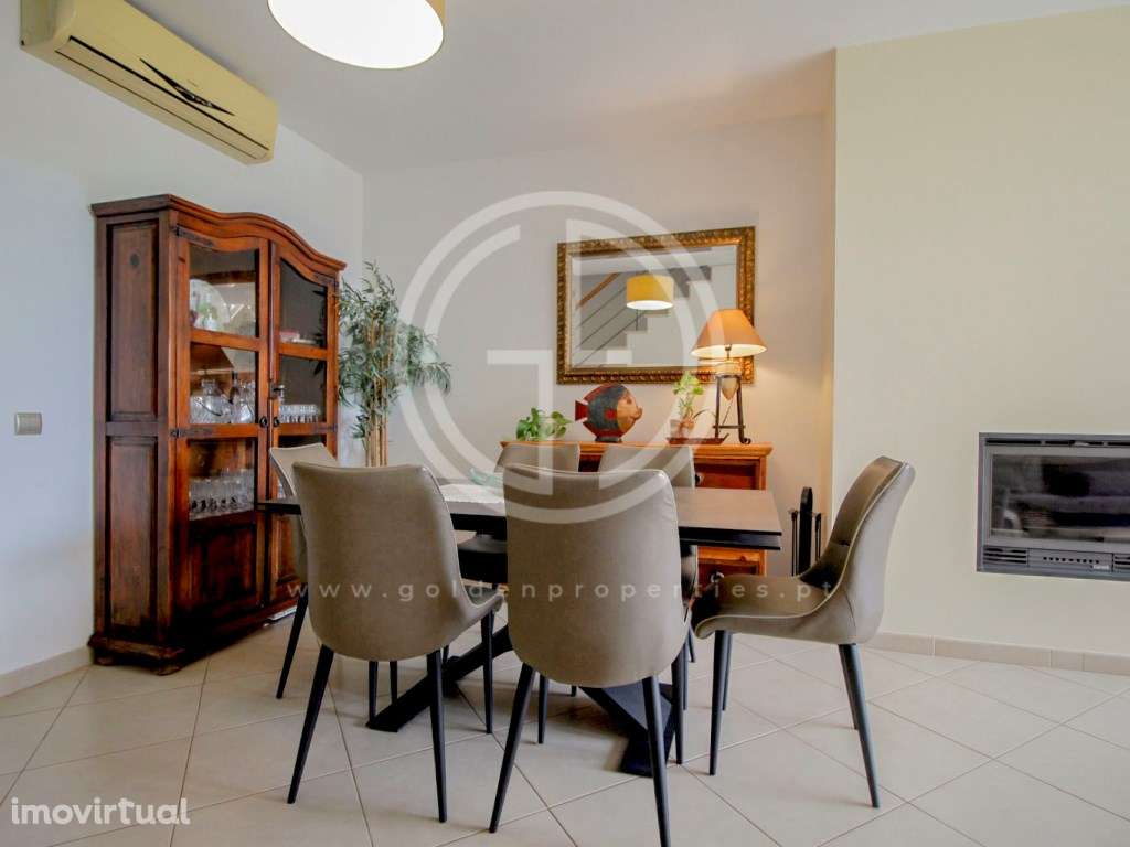 Moradia em banda T3+1 em condomínio fechado com piscina em Ferreiras - Grande imagem: 4/37