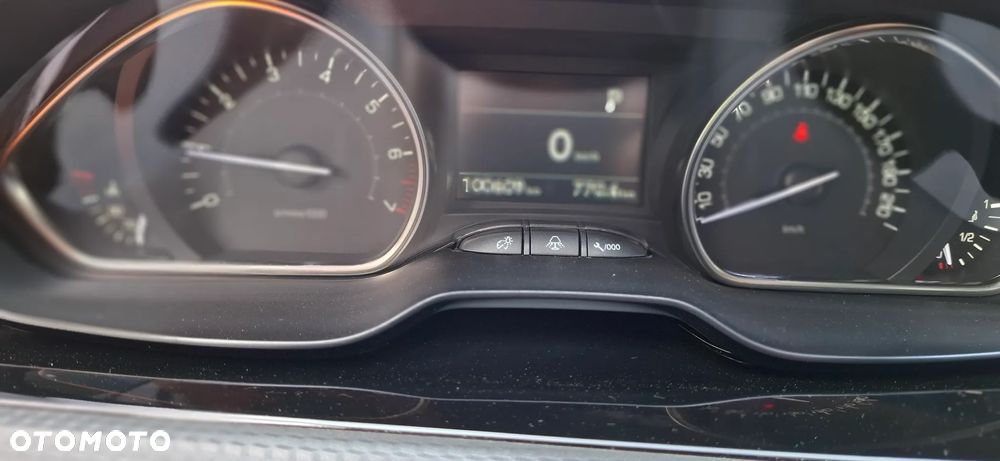 Peugeot 2008 1.2 Pure Tech GPF Allure S&S EAT6 - 27