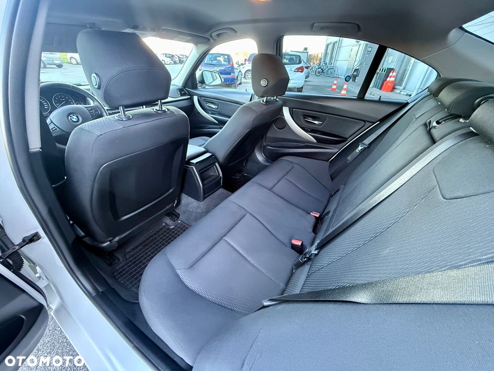 BMW Seria 3 318i - 8