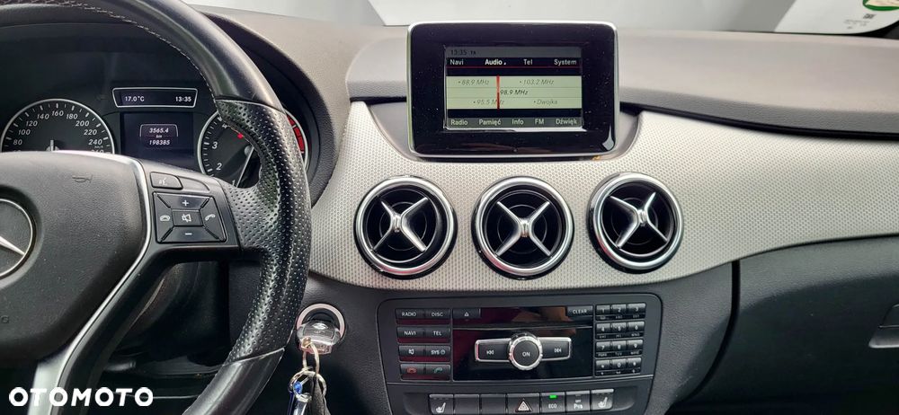 Mercedes-Benz Klasa B 180 Edition - 23