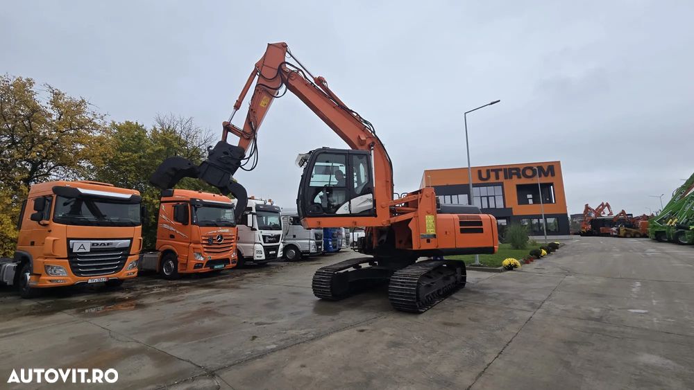 Hitachi GRAIFER deschidere 1,5m pe SENILE, cabina INALTIBILA, Masa operationala 20,3tone, LANT NOU, PAPUCI NOI, Gresare automata, Camera spate, 2017, 8.575h, cupla rapida, motor Isuzu 174CP, 3 pompe HITACHI, posibilitate leasing, STARE FOARTE BUNA-89.900 EUR - 3