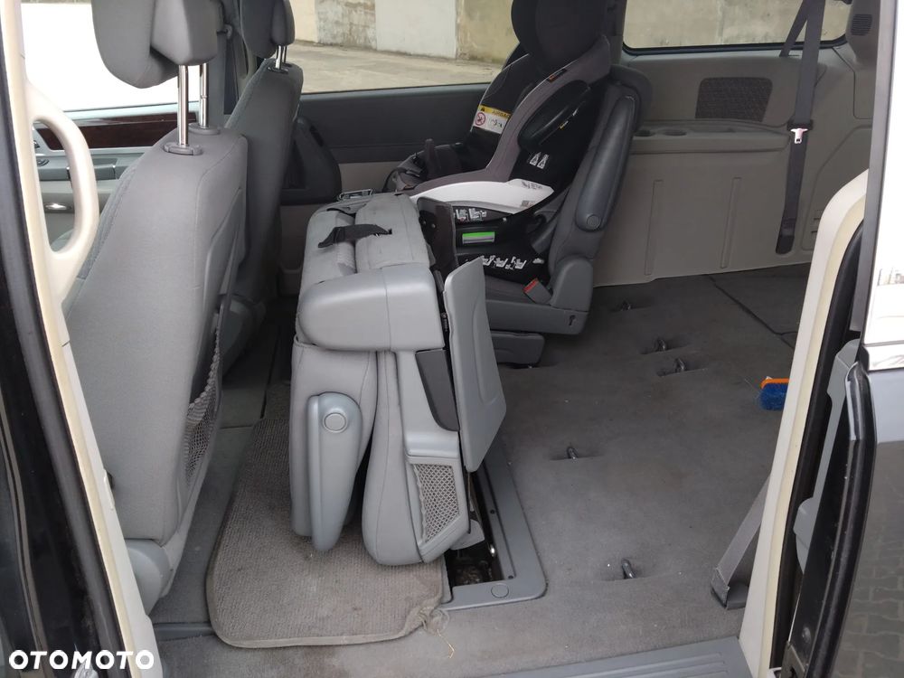 Chrysler Town & Country - 18