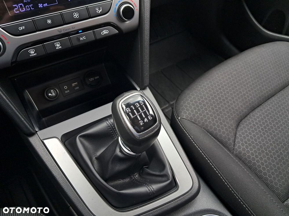 Hyundai Elantra 1.6 Comfort - 24