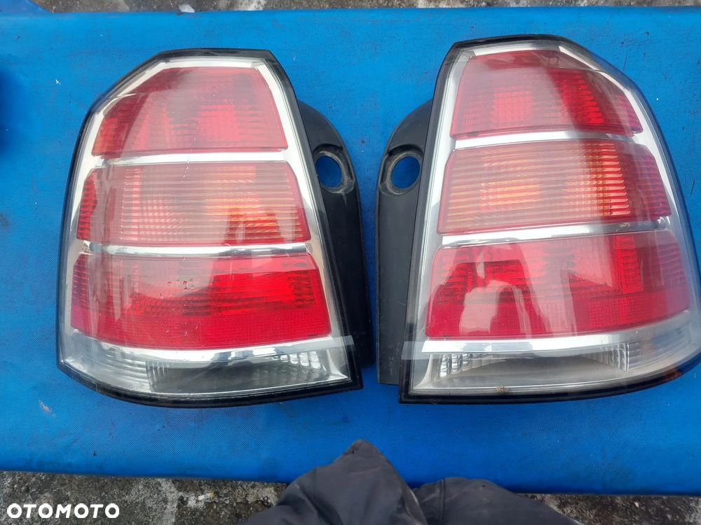 Lampa Opel Zafira B lewy prawy tył lewa prawa tylna ORYGINAŁ kompletna wkład mocowanie żarówek - 1