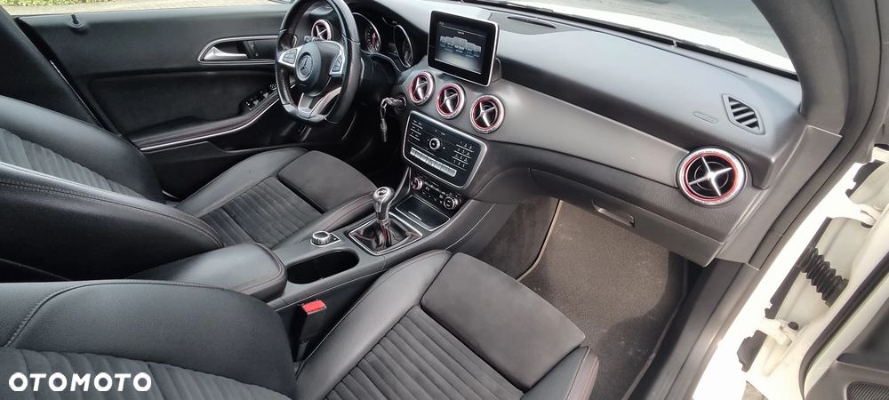 Mercedes-Benz CLA 180 AMG Line - 8