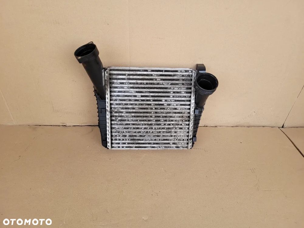 TOUAREG 7P Q7 CAYENNE INTERCOOLER LEWY 7L6145803C