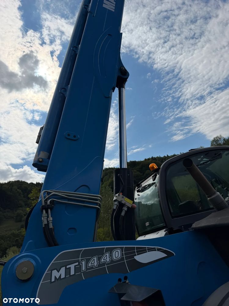 Manitou MT1440. Ładowarka Teleskopowa 14 metrów wysuw! UDŹWIG 4 TONY! Przebieg 2500 mtg. Maszyna jak Nowa z SALONU. 2017 rok. z Norwegii z Gospodarstwa rolnego! Silnik PERKINS Turbo 110 km. Aktualne Serwisy w Dekra. Nowy Model sterowane wszystko z 1 dżojstika. Ani deka luzów czy wycieku. OKAZJA! Jazda REWERS + 4 biegi. Skręt 3 tryby. Wyjście Hydrauliczne na maszcie, Poziomowanie ośi stabilizatory! Wyjścia Hydrauliczne na maszt! Okazja Ani deka luzów i wycieków. Wersja Norweska. Wielka Okazja  Opony jak Nowe! - 17