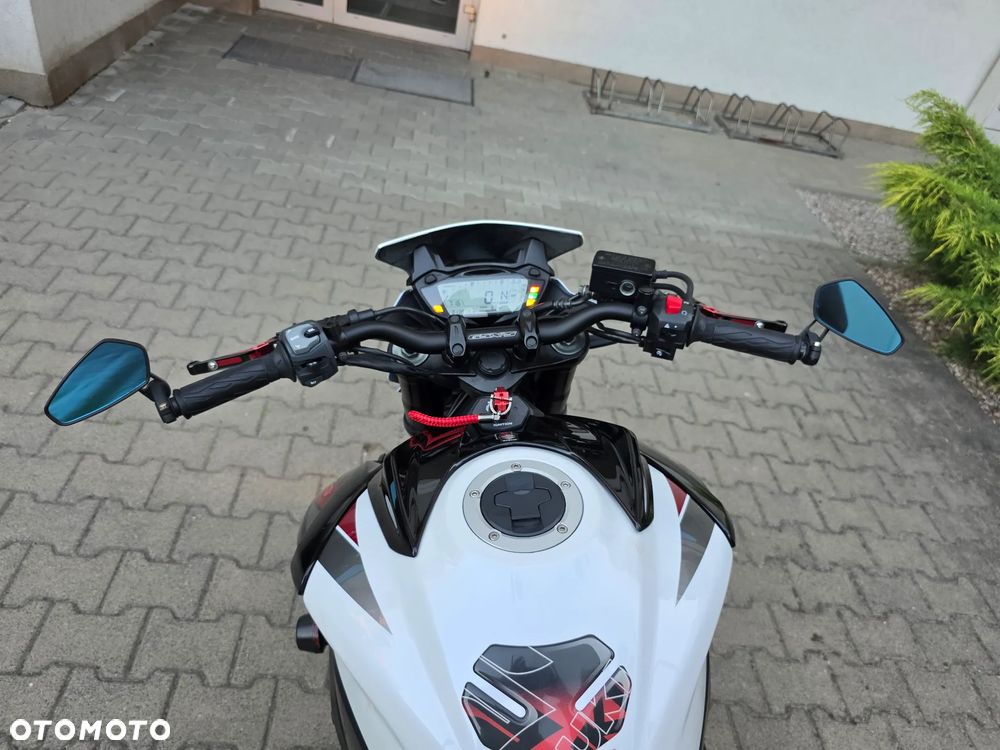 Suzuki GSX - 23