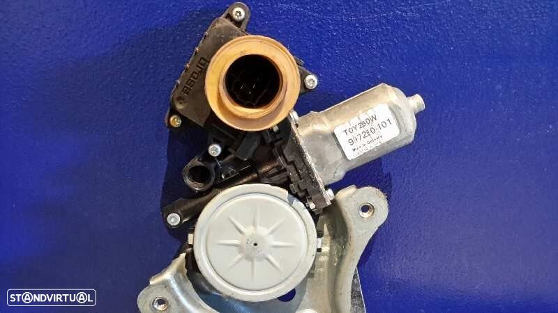 ELEVADOR DE VIDRO TRASEIRO DIREITO TOYOTA COROLLA VERSO 2006 -698300F020 - 2