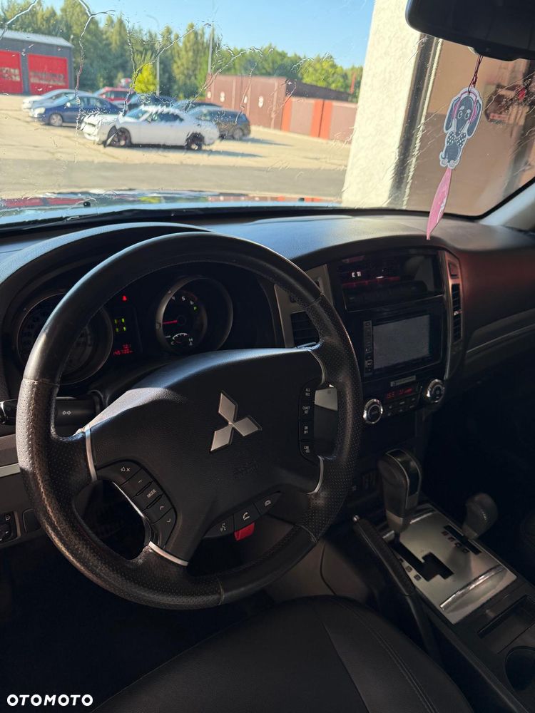 Mitsubishi Pajero - 25