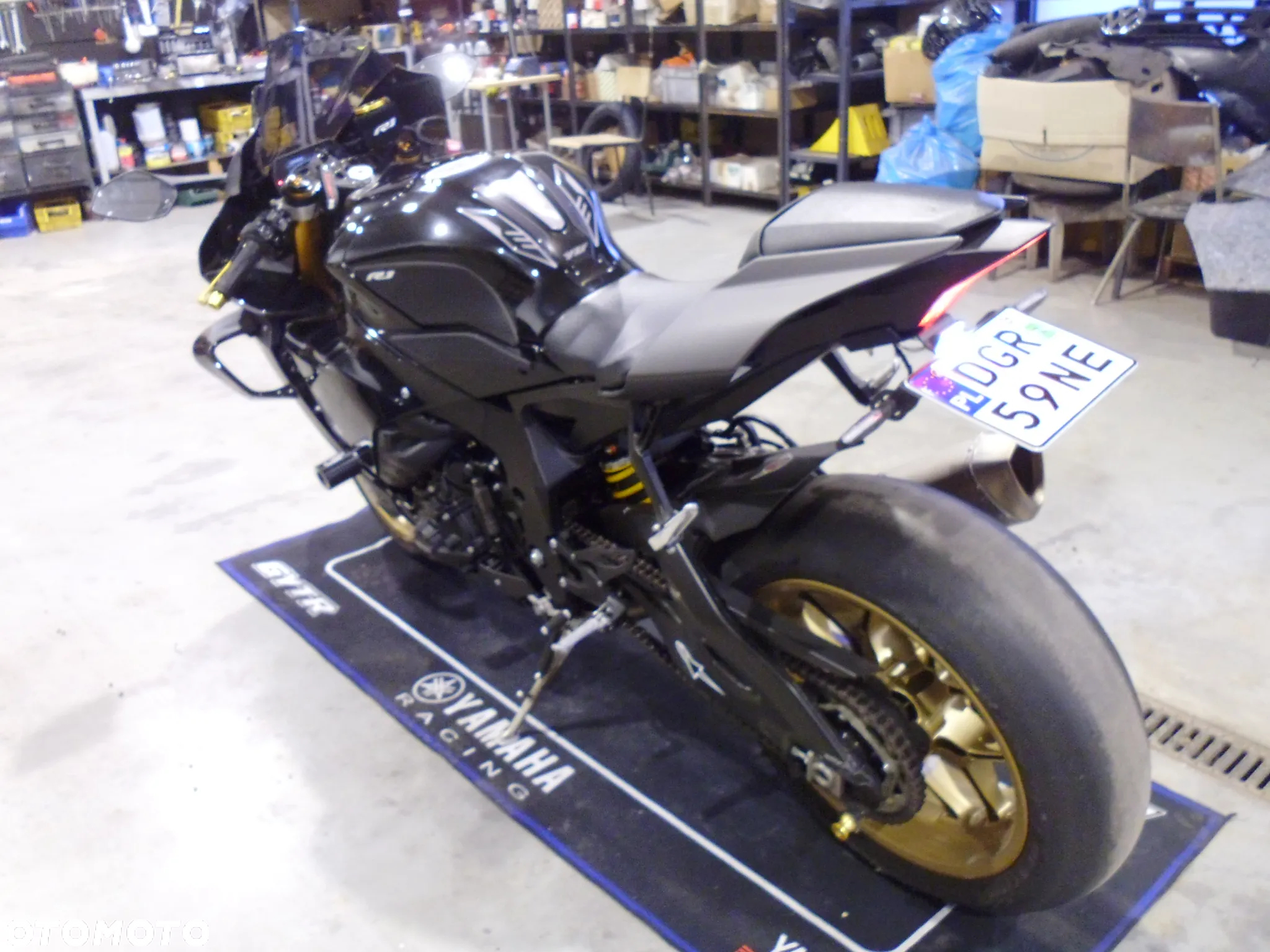 Yamaha R1 - 6