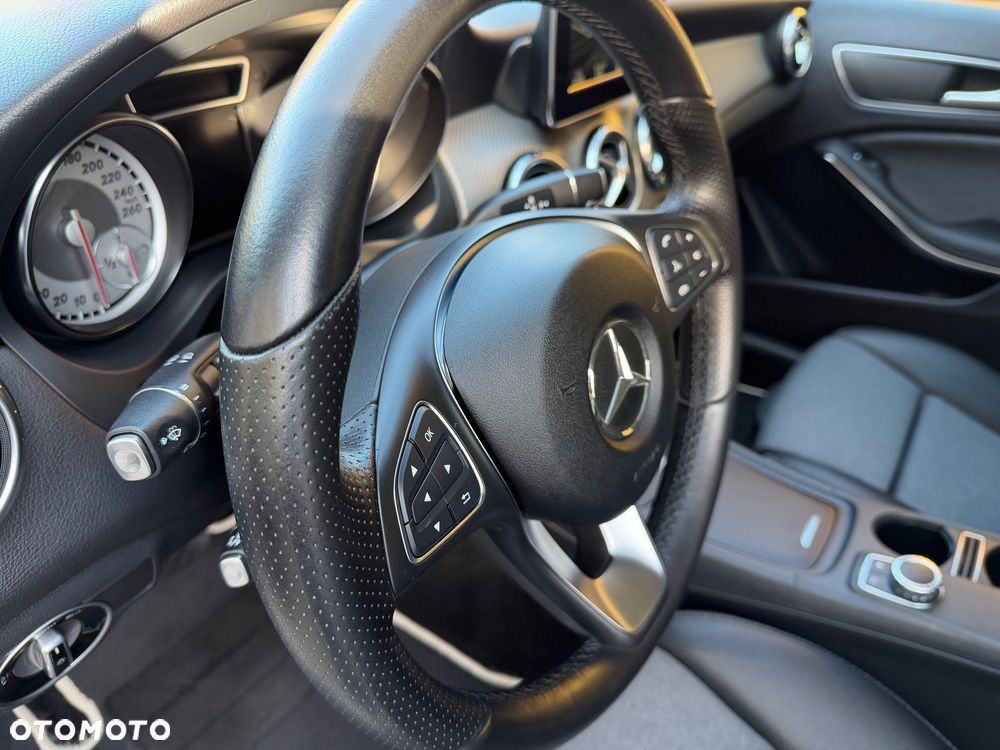 Mercedes-Benz GLA - 32