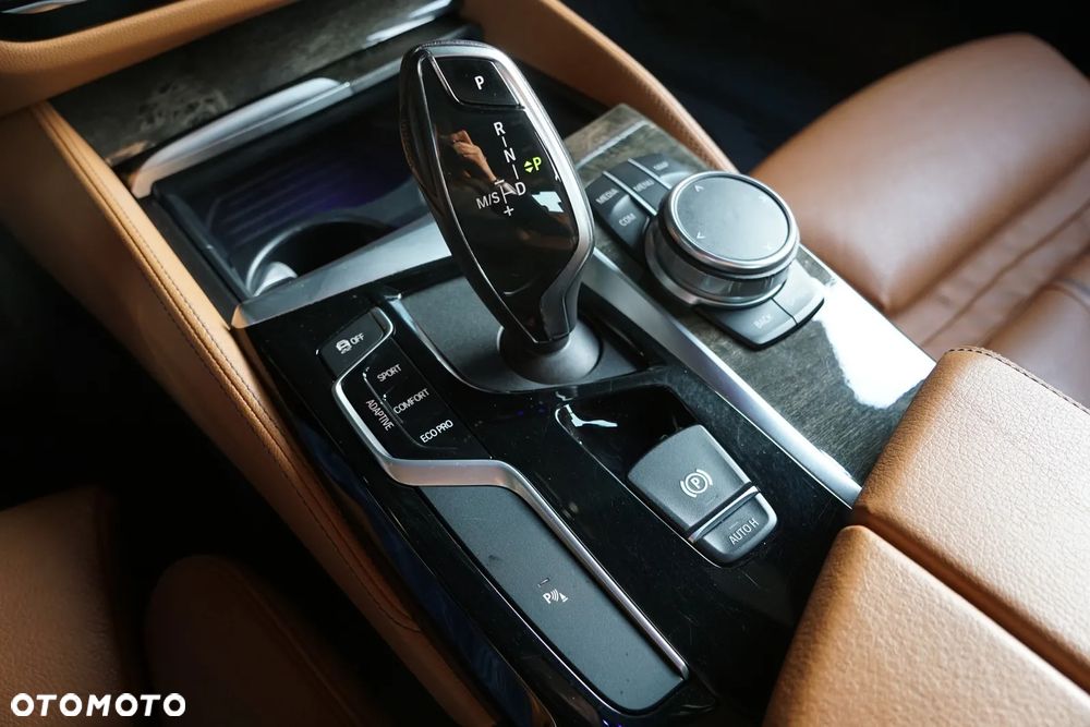 BMW Seria 5 M550i xDrive sport - 38