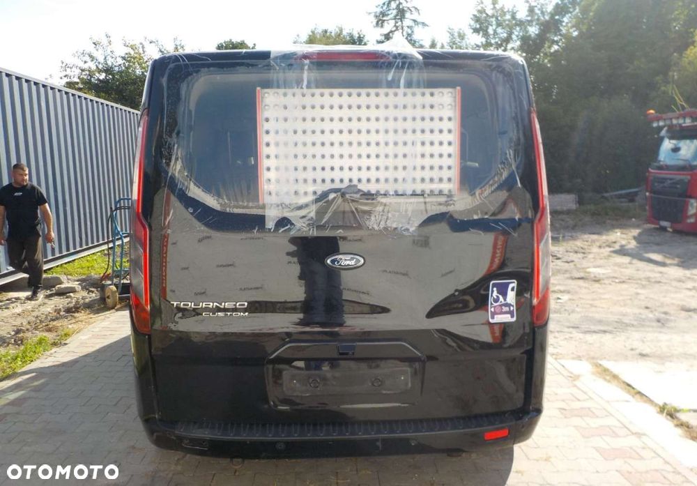 Ford Tourneo Custom - 15