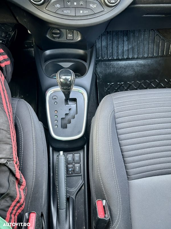 Toyota Yaris 1.5 VVT-i HSD Bi-Tone B&B (Albastru&Negru) - 14
