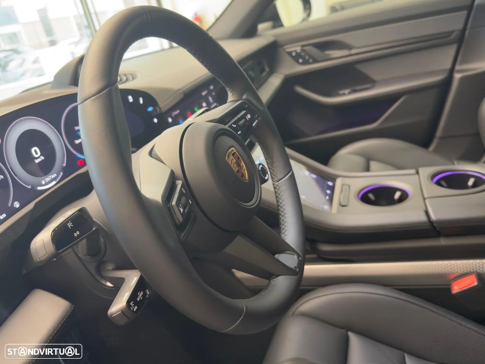 Porsche Taycan Cross Turismo 4 - 25