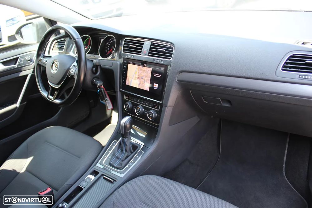 VW e-Golf - 16