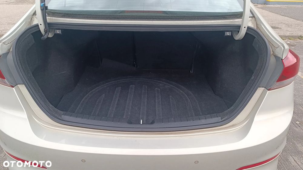 Hyundai Elantra 1.6 Comfort - 10
