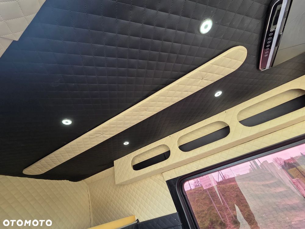 Mercedes-Benz Sprinter - 33