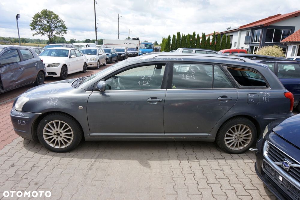 TOYOTA AVENSIS II T25 KOMBI 2004 1E5 2.0 D4D 1CD-FTV 115KM E357 SZARY na części - 2