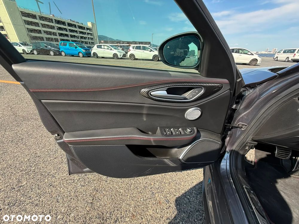 Alfa Romeo Giulia 2.9 V6 Bi-Turbo AT8 Quadrifoglio - 5