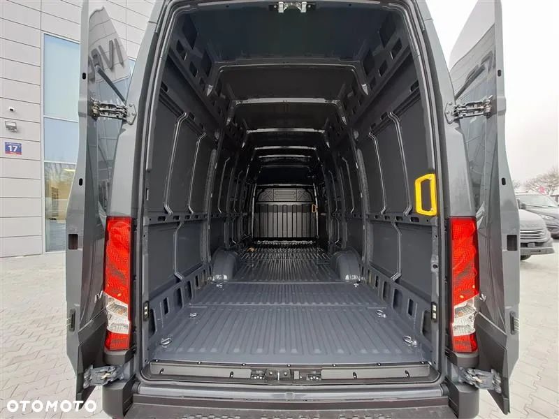 Iveco IMPONUJĄCA KUBATURA 18m3, ŚWIETNA DOSTĘPNOŚĆ, MINIMUM FORMALNOŚCI - 12