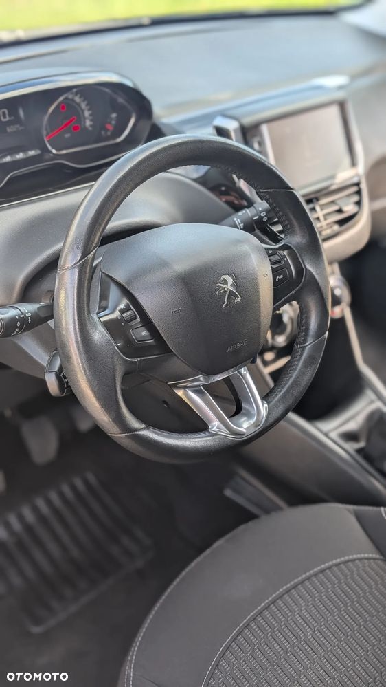 Peugeot 208 - 8