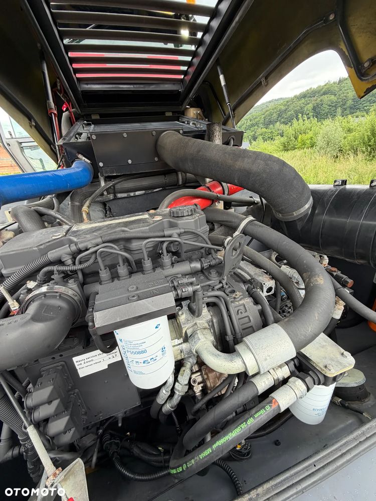 Atlas Copco DYNAPAC CA3500D Walec Drogowy Terenowy Guma-Stal. 12 ton. Import Norwegia 2015rok. Maszyna w pięknym stanie! Wentylacja Klima. Serwisy w Dekra AKTUALNE. Zero zniszczeń IGŁA Po serwisach eksploatacyjnych w Norwegii. Walec z Upadłości od pierwszego właściciela. Posiada system przeciwpożarowy! Obrotowy fotel wraz ze sterowaniem. Gniazdo 230volt. Dokumenty Dekra! Silnik Cummins 140Km. Nagłośnienie radio na pilot! Usb. Zero luzów i wycieków! - 24