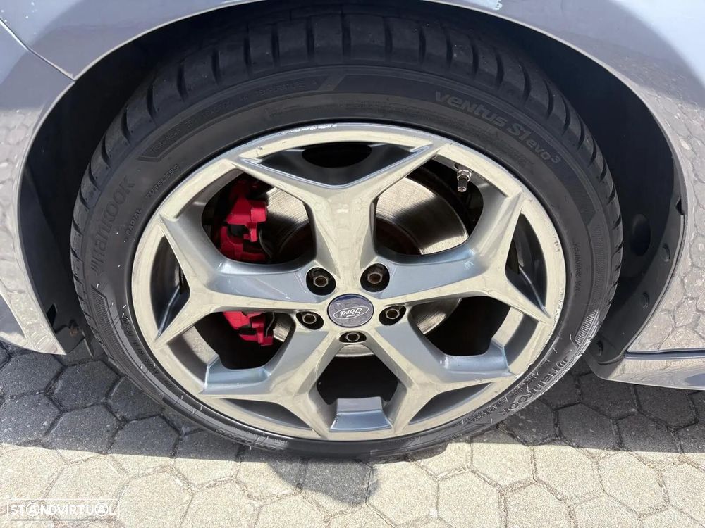 Ford Focus 2.0 EcoBoost ST c/ Pack Pele Desportiva - 13