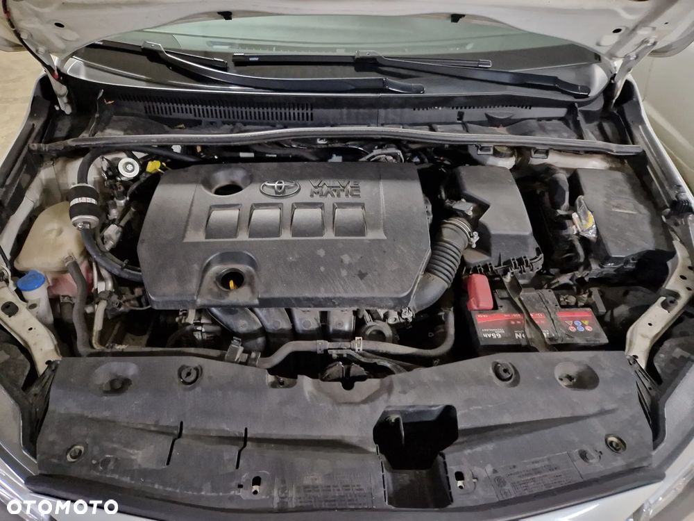 Toyota Avensis 1.8 Style MS - 12