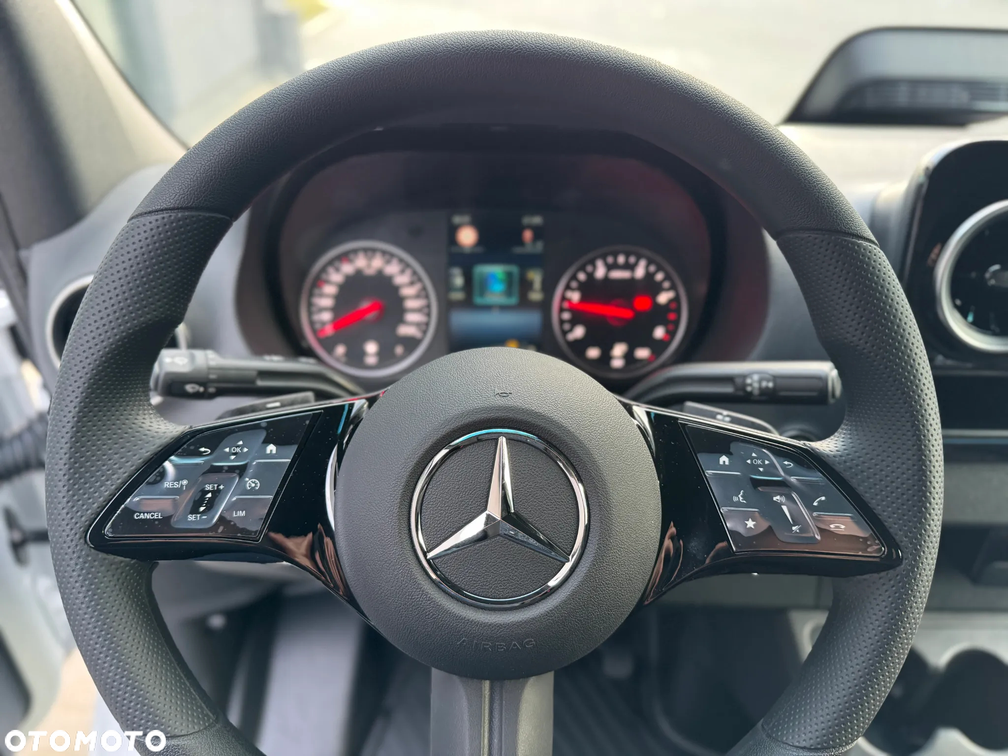 Mercedes-Benz Sprinter - 12