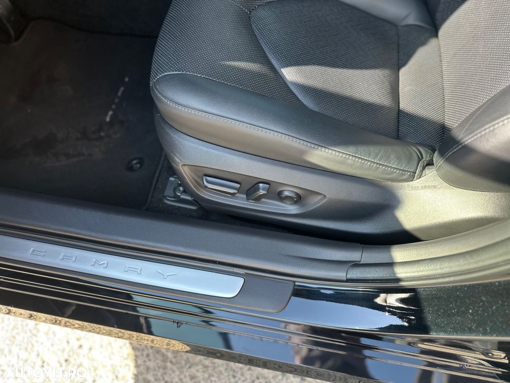 Toyota Camry Luxury - 16