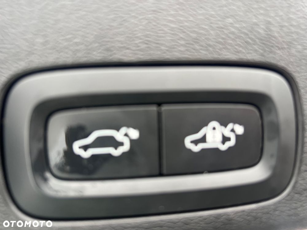 Volvo XC 60 B4 D AWD Plus Dark - 20