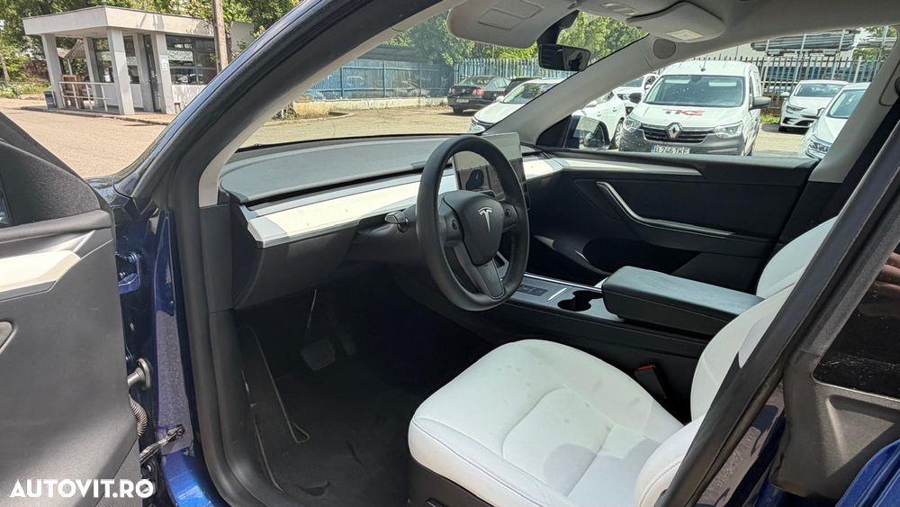 Tesla Model Y - 11