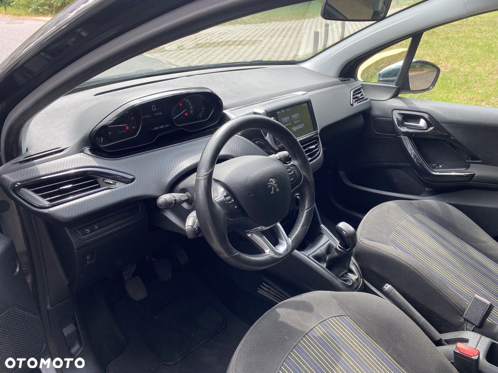 Peugeot 208 - 8