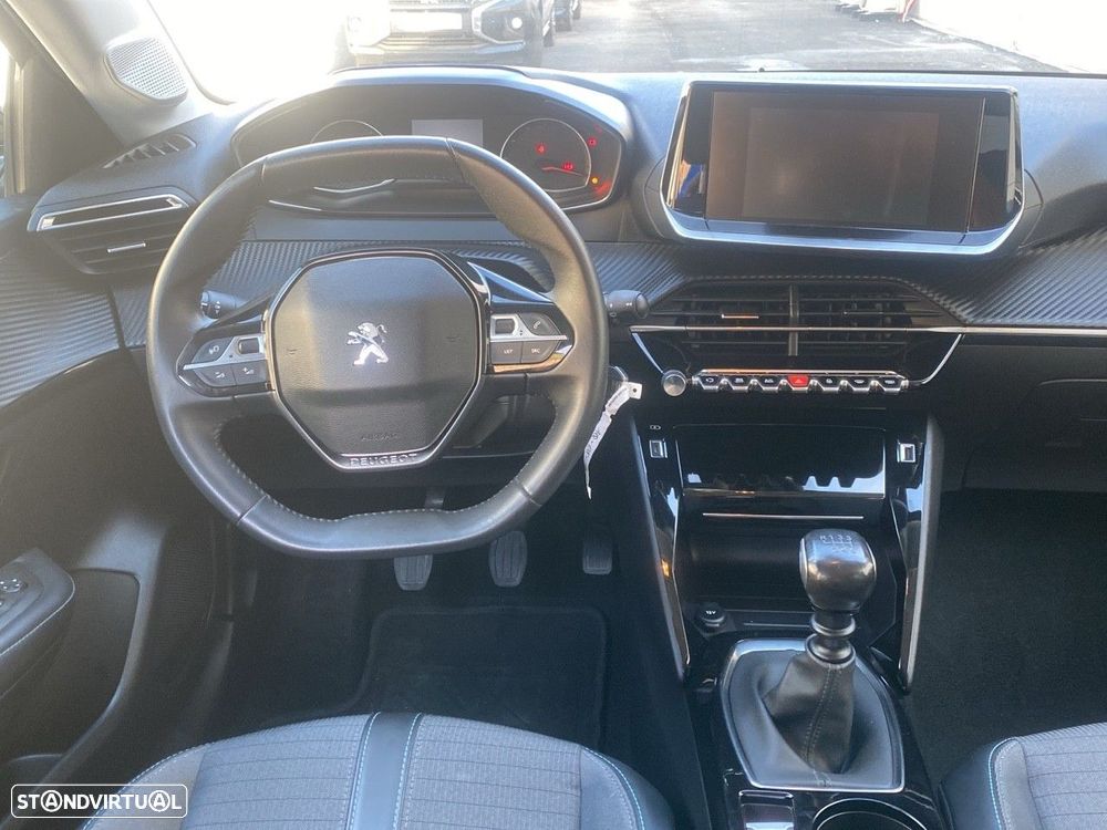 Peugeot 208 - 8