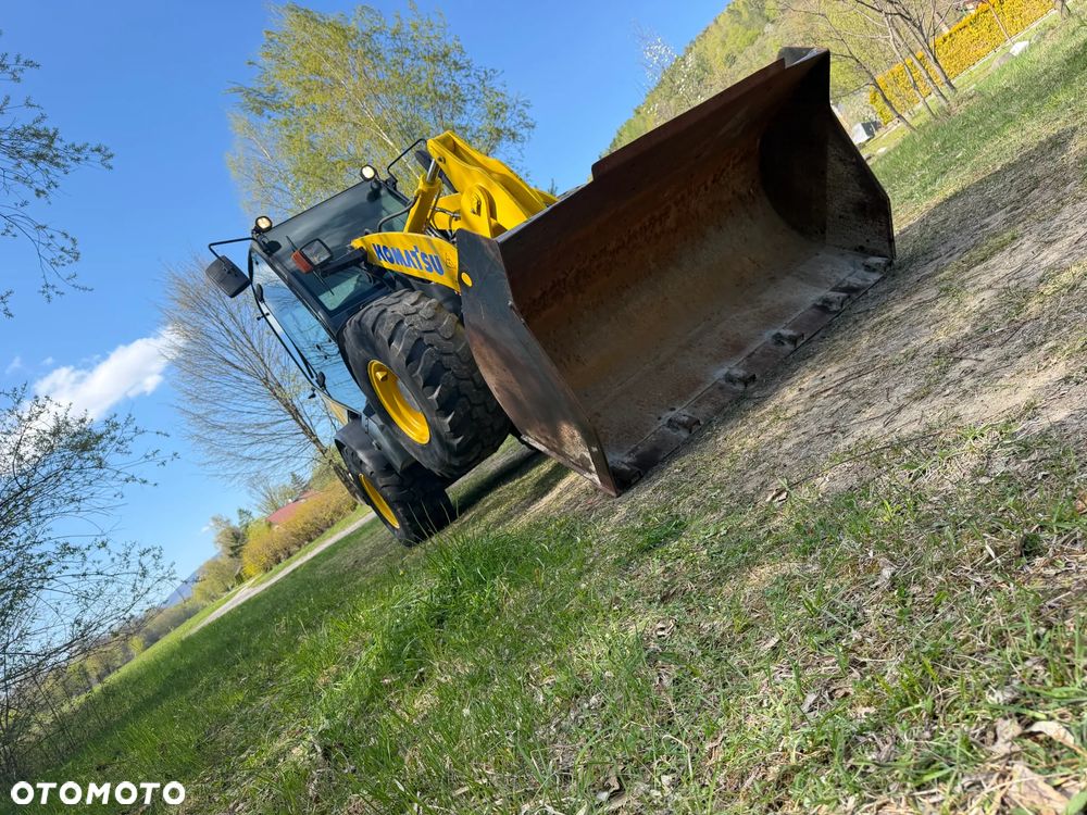 Komatsu WA70-7 Ładowarka Kołowa łamana 2016 rok.  Jak Nowa!  Oryginał łyżka. Mocny silnik 4cylindry. Zero luzów i wycieków. Aktualne Badania DEKRA BMWT. Wielka Okazja. Maszyna jak nowa z Salonu. 4200mtg. Pochodzi z Norweskiego urzędu gminy. Dodatkowe linie Hydrauliczne. Szybka wolna Jazda Rewers Hydrostatic.  Wersja Norwesk Mocne doświetlenie dodatkowe grzanie. kabina Ogrzewana wentylowana! Zmiana Osprzętu Hydrauliczna! - 13